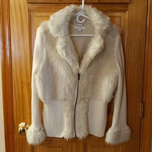 Roz & Ali cream sweater w faux fur